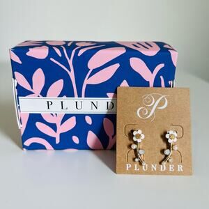 New Plunder “Lyla Pearl” Gold Pearl Ear Crawler Earrings